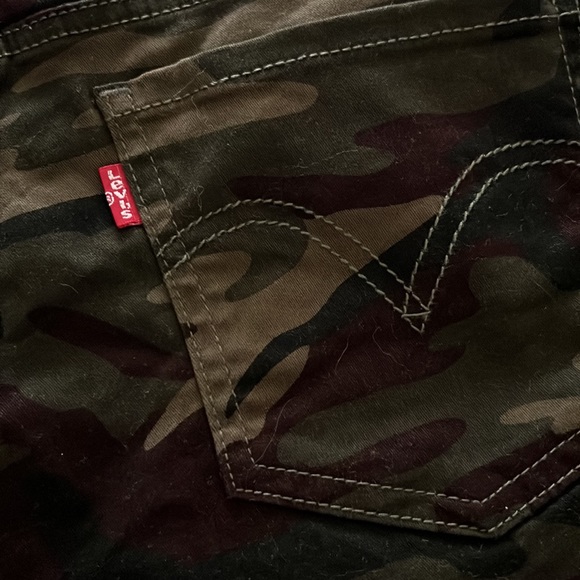 New Levi's® Camouflage Mid Length Shorts - Picture 7 of 9